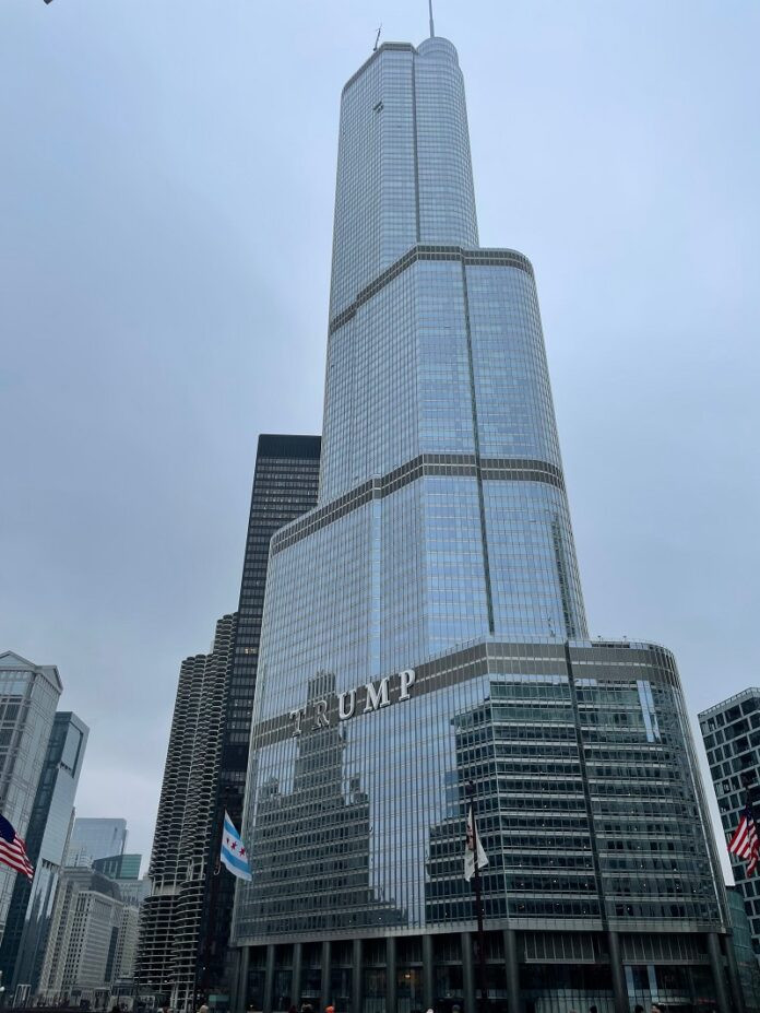 Trump International Tower Hotel, khi đó được truyền thông phương Tây mô tả là một phép màu